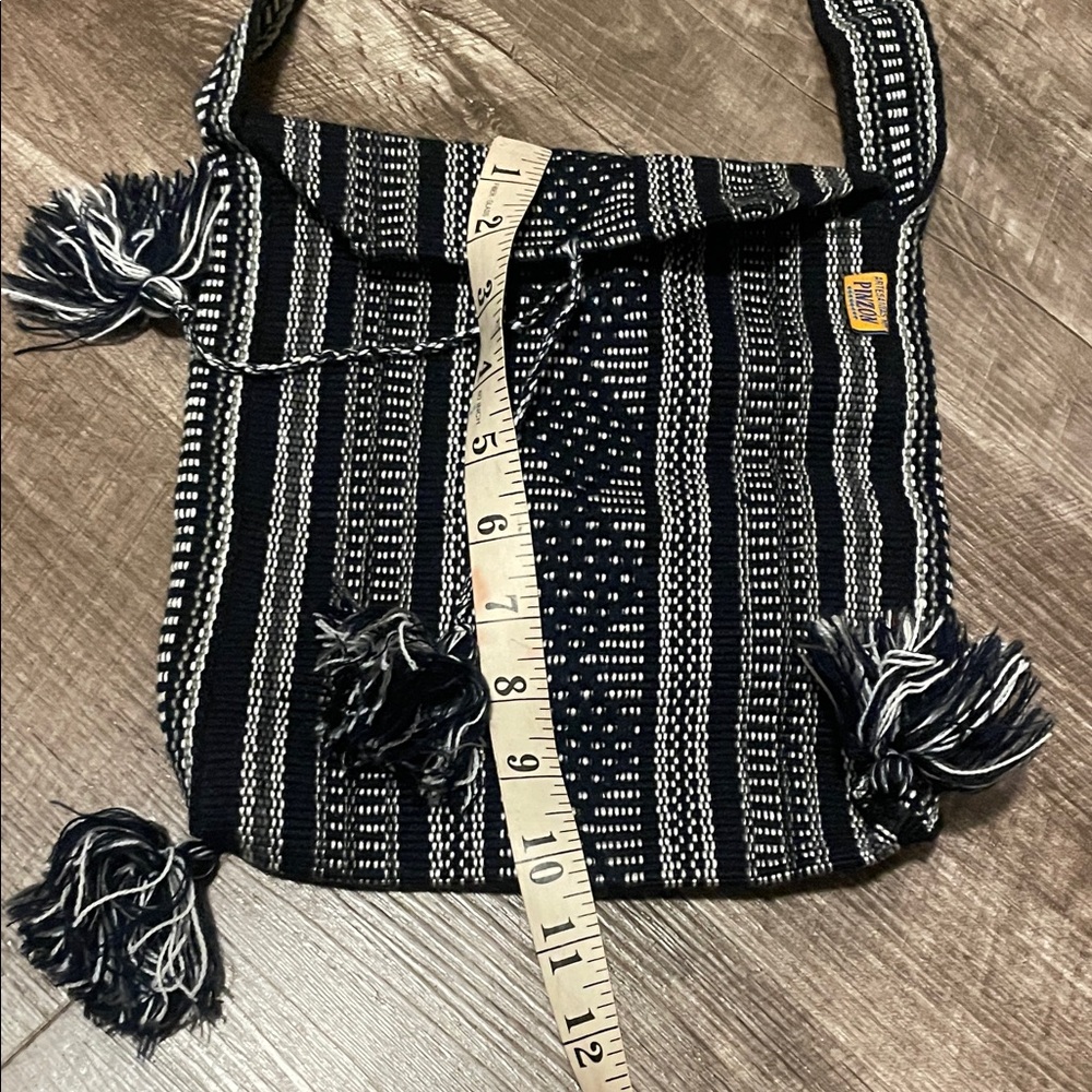 Elegant Black and White Crossbody Bag - Picture 4 of 6